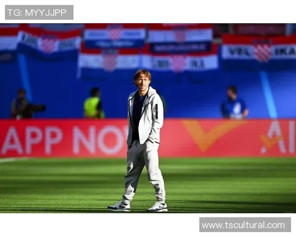 足球明星光头老将的传奇岁月与不屈精神展现了足球的魅力与坚持 足球明星光头老将的传奇岁月与不屈精神展现了足球的魅力与坚持