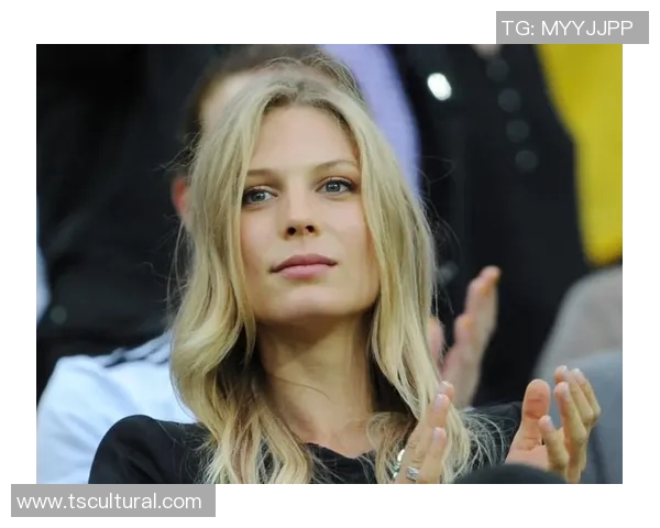 足球明星女友真实照片曝光揭示她们的生活与魅力 足球明星女友真实照片曝光揭示她们的生活与魅力